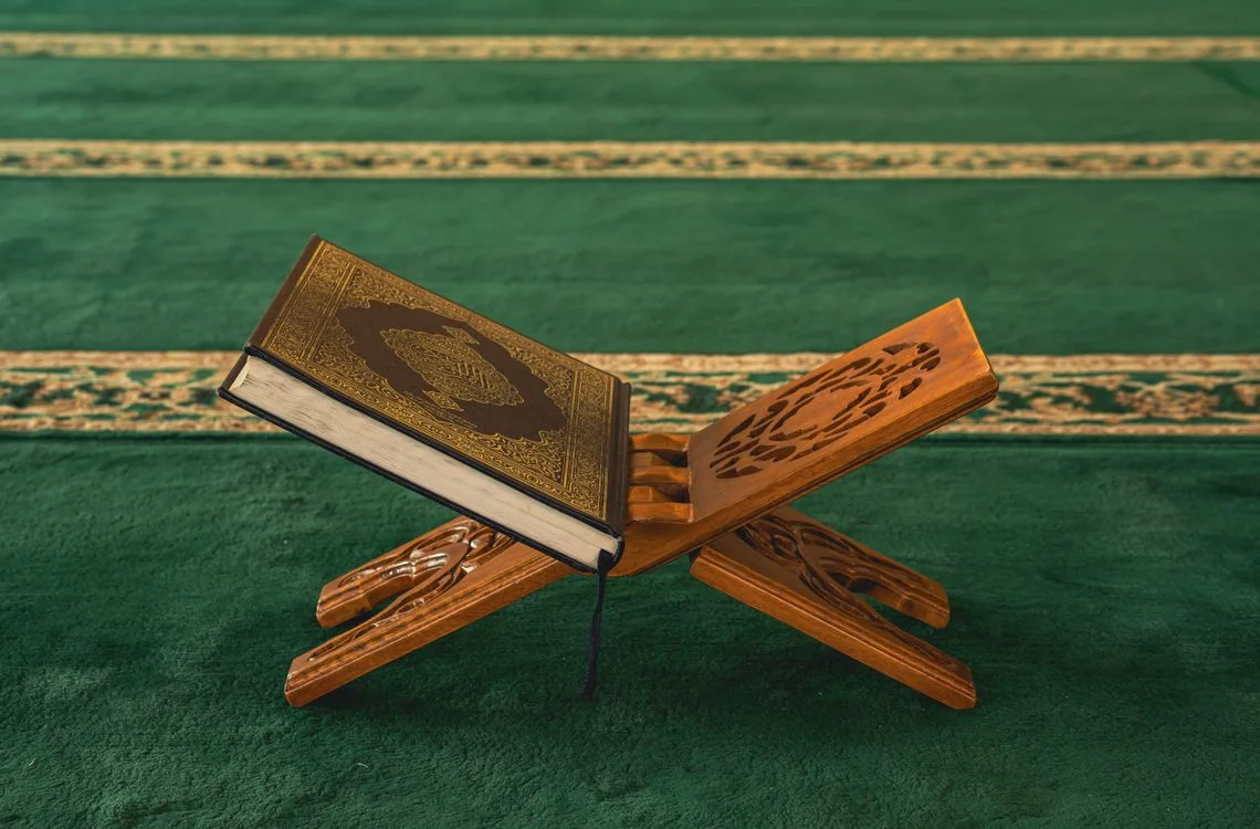 Foto Al-Qur'an di atas rehal di interior masjid